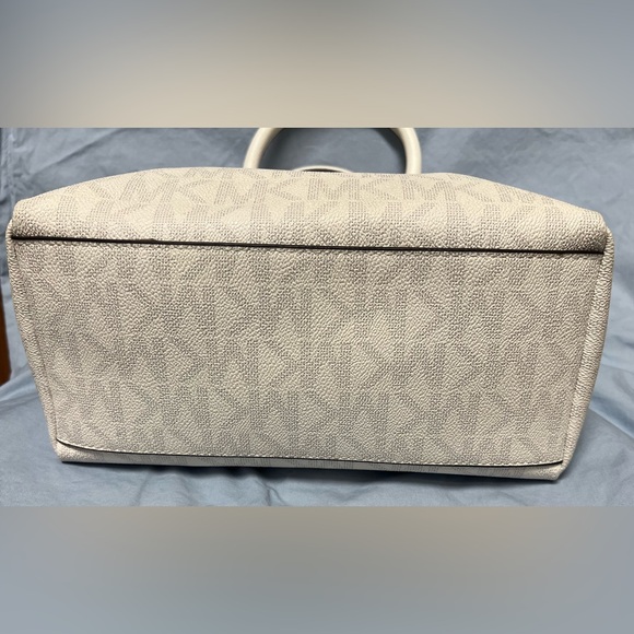 Michael Kors Coraline Medium Logo Messenger Bag - Picture 2 of 8